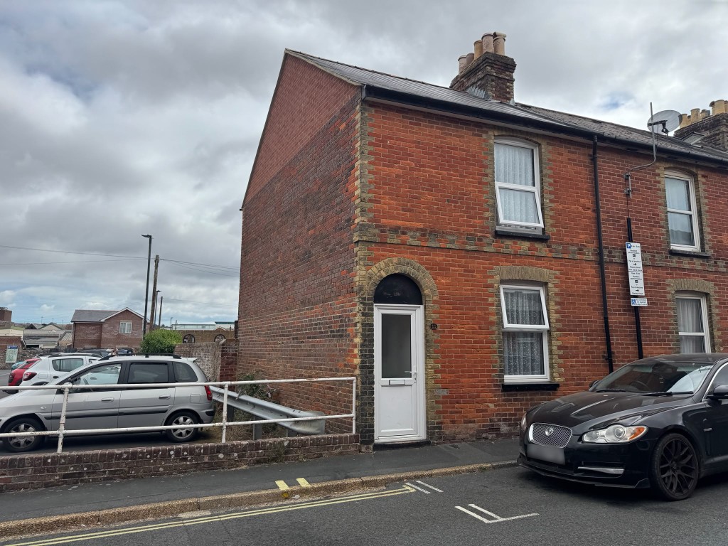 Lot: 158 - TWO-BEDROOM END-TERRACE HOUSE FOR INVESTMENT - End terraced house with brick exterior